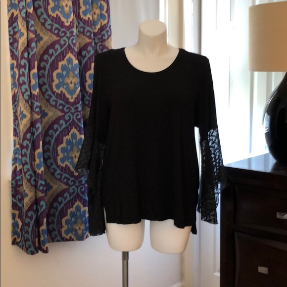 Black Slight High-low hem with Flowy Bell Sleeves - Picture 1 of 5